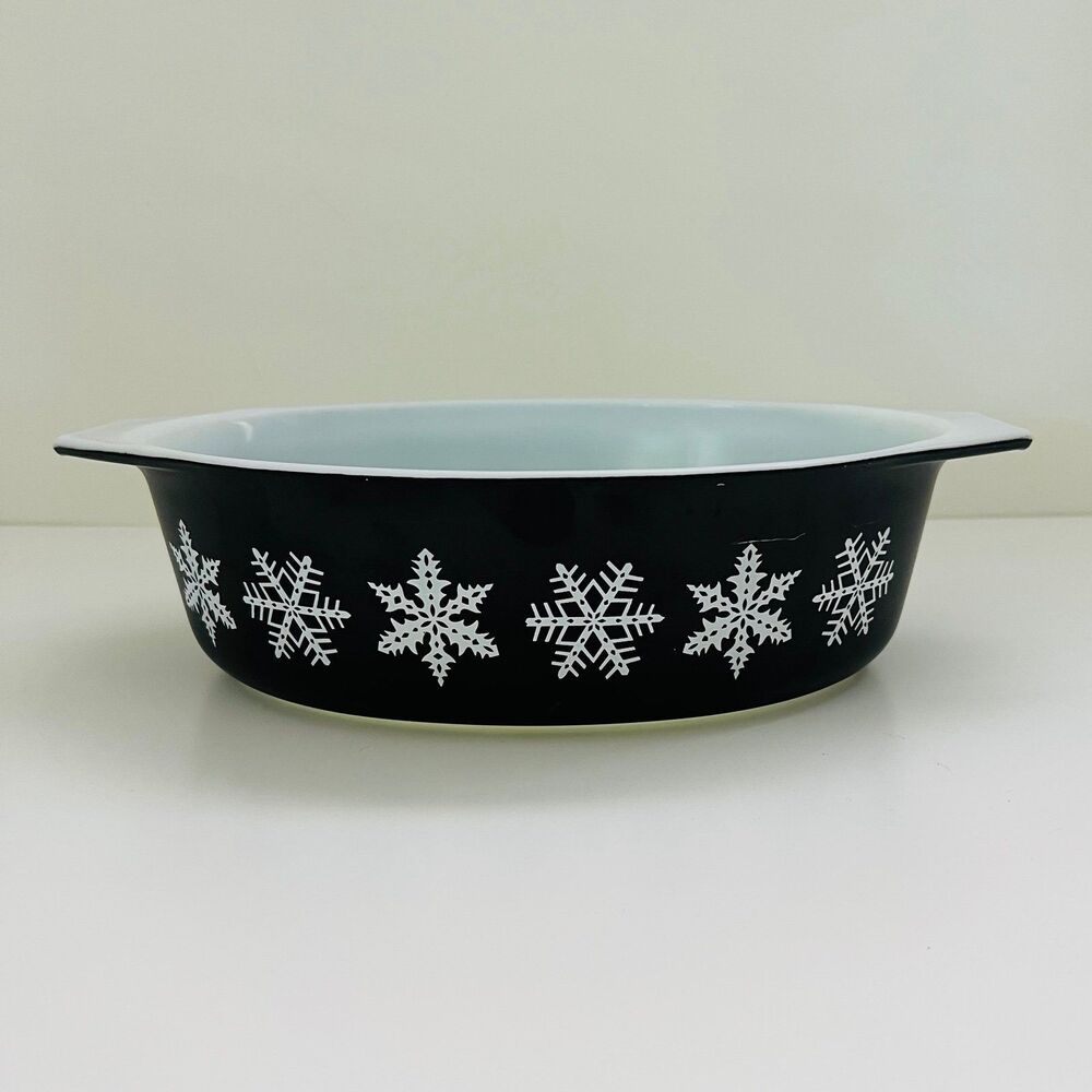 PYREX Black White Snowflake 045 Casserole Dish 2 1/2 Qt